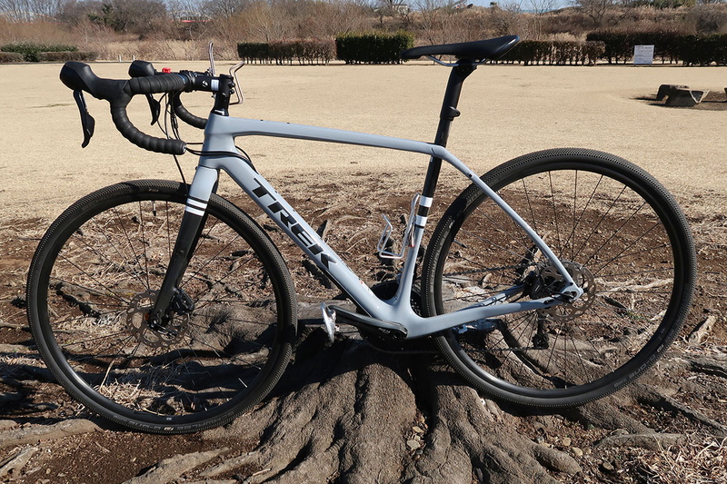 こちらは切り株を使っての自立。このほか、低い縁石など、ペダルを乗せられるものを使って自立させられることがあります。ペダルはクランクの軸より後方にし、空回りしないようにするのがポイントです。