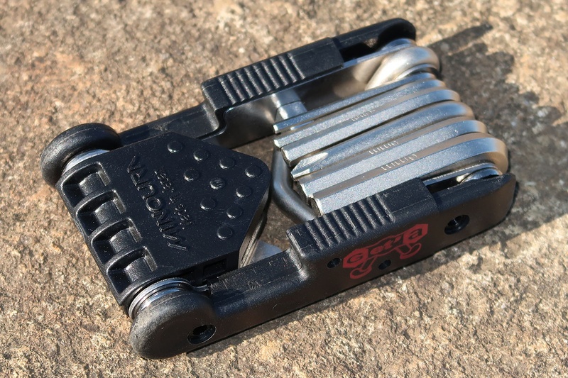 ミノウラの「HPS-9 Get’A」。携帯ツールにスタンド機能が加わった製品です。搭載ツールは、2/3/4/5/6mmレンチ、プラスドライバー、タイヤレバー。自撮り用スマホスタンドにもなります。メーカー希望小売価格3200円（税込）。