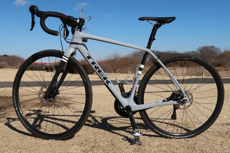 自立させた様子。タイヤレバーがスタンド機能の一部を担います。シンプルな機構ですが、なかなか実用的です。なお、このスタンドで自立しにくい自転車もあります。