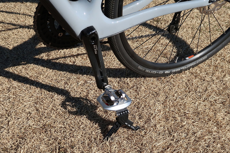 自立させた様子。タイヤレバーがスタンド機能の一部を担います。シンプルな機構ですが、なかなか実用的です。なお、このスタンドで自立しにくい自転車もあります。