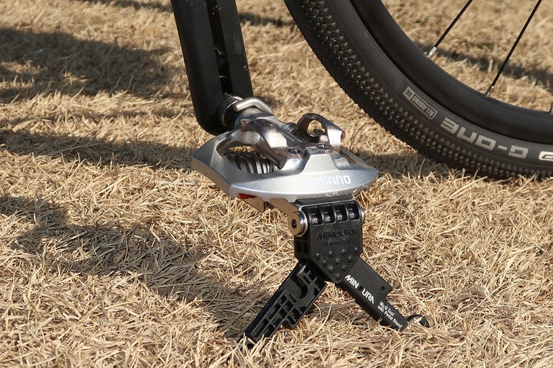 自立させた様子。タイヤレバーがスタンド機能の一部を担います。シンプルな機構ですが、なかなか実用的です。なお、このスタンドで自立しにくい自転車もあります。