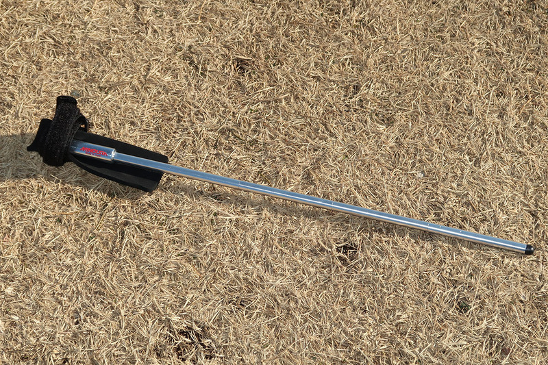 ミノウラの「PHS-1 バイクレスト」。ボトルケージ取り付けネジを利用する棒状のスタンドです。折り畳み可能。折り畳んだ状態でフレームに装着しておくこともできます。メーカー希望小売価格1900円（税込）。