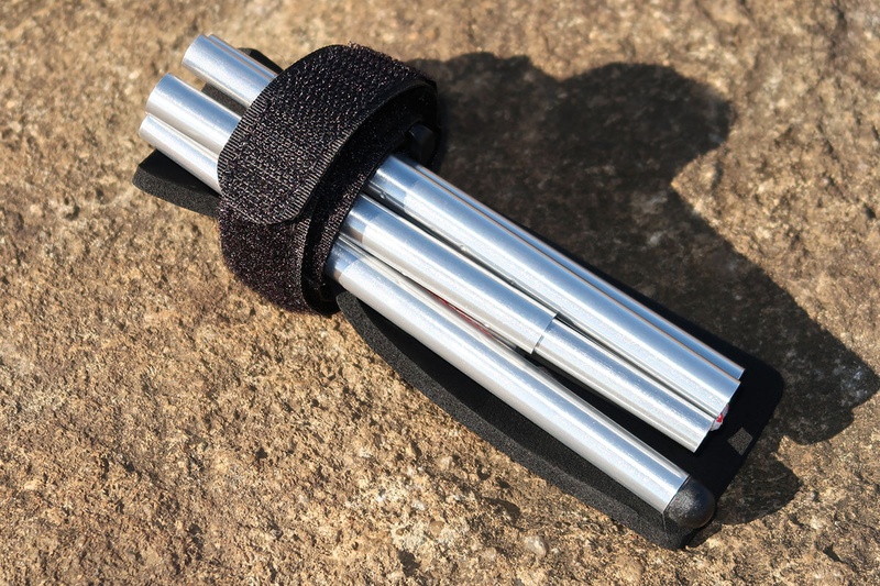 ミノウラの「PHS-1 バイクレスト」。ボトルケージ取り付けネジを利用する棒状のスタンドです。折り畳み可能。折り畳んだ状態でフレームに装着しておくこともできます。メーカー希望小売価格1900円（税込）。