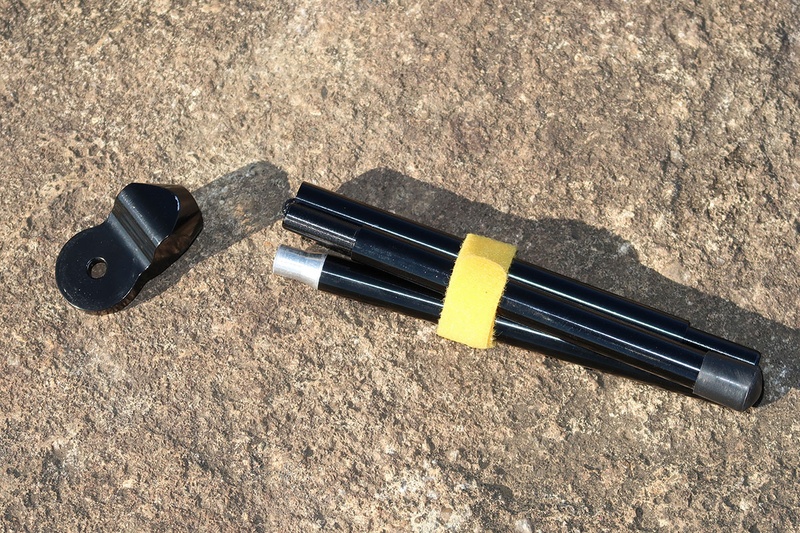 FFCの「Q6 バイクスタンド 700C」。700Cサイズのタイヤを採用した自転車向けの棒状スタンドで、後輪のクイックリリース部にマウントを装着して使います。メーカー価格2700円（税別）。