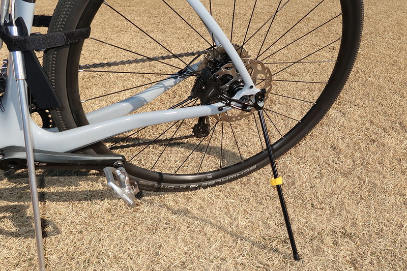 装着イメージ（訳あって実際には取り付けておらず立て掛けてあるだけです）。右写真のように、地面に対して90度になるように取り付けます。借り物の自転車で使いましたが、脱着が容易で安定性もそこそこあって実用的でした。