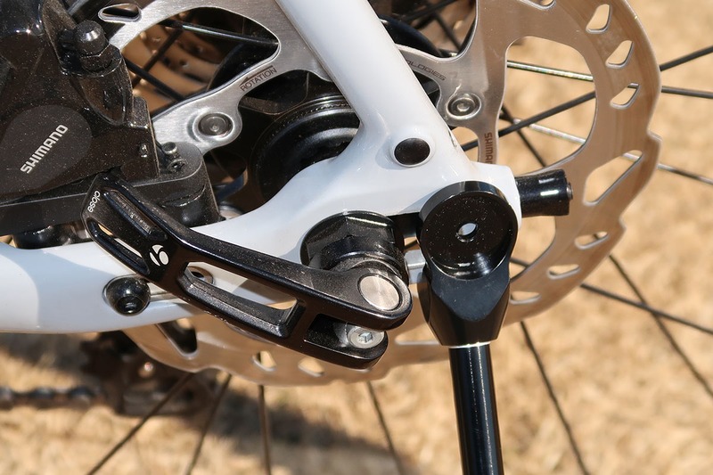 装着イメージ（訳あって実際には取り付けておらず立て掛けてあるだけです）。右写真のように、地面に対して90度になるように取り付けます。借り物の自転車で使いましたが、脱着が容易で安定性もそこそこあって実用的でした。