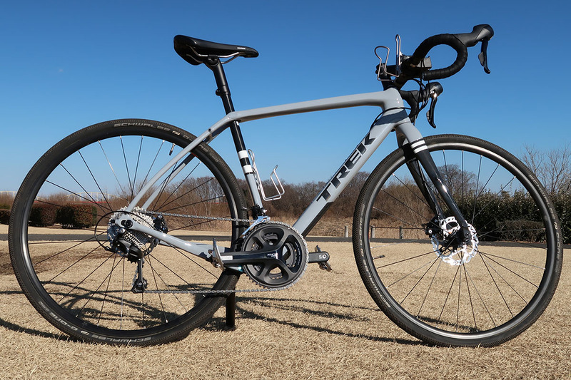 自転車スタンドとして使ったシートポスト。全長は約38cm。電動アシストママチャリのサドルを上げるために使ったものです。中央写真のように、シートポストのサドル取り付け部パーツを、スポーツ自転車のチェーンステーと後輪（ゴム部）の間に入れる感じでセット。そうすると、右写真のように自転車を自立させられます。