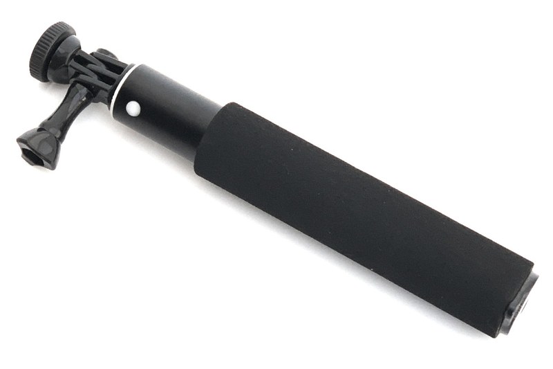 ご存知、自撮り棒（セルフィースティック）。先端にはGoPro用アダプター＋カメラ固定ネジ付きアダプターがあります。このアダプター類がイイ感じに利用でき、しっかりと自転車が自立しました。