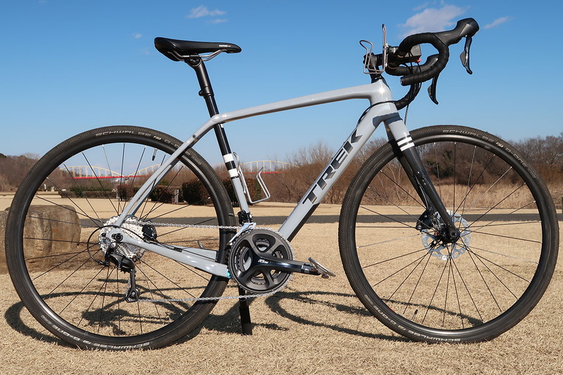 ご存知、自撮り棒（セルフィースティック）。先端にはGoPro用アダプター＋カメラ固定ネジ付きアダプターがあります。このアダプター類がイイ感じに利用でき、しっかりと自転車が自立しました。