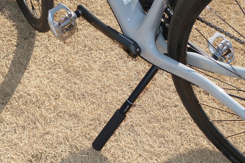 自撮り棒の場合もやはり、チェーンステーとタイヤの間に挟むようにしてセットするだけです。