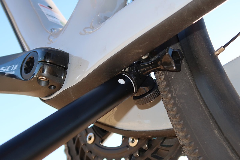 自撮り棒の場合もやはり、チェーンステーとタイヤの間に挟むようにしてセットするだけです。