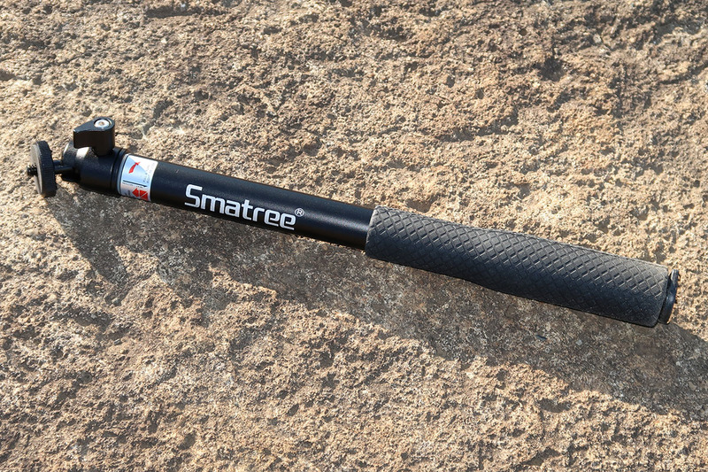 また別の自撮り棒。より長く伸びるタイプです。グリップ側端には三脚ネジ穴があり、ここにネジ式の石突きを取り付ける作戦。