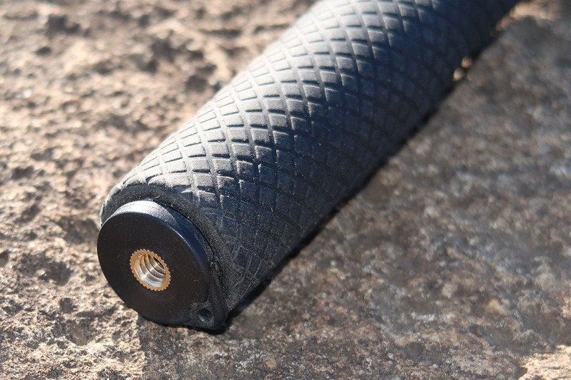 また別の自撮り棒。より長く伸びるタイプです。グリップ側端には三脚ネジ穴があり、ここにネジ式の石突きを取り付ける作戦。