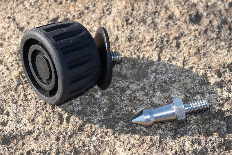 また別の自撮り棒。より長く伸びるタイプです。グリップ側端には三脚ネジ穴があり、ここにネジ式の石突きを取り付ける作戦。