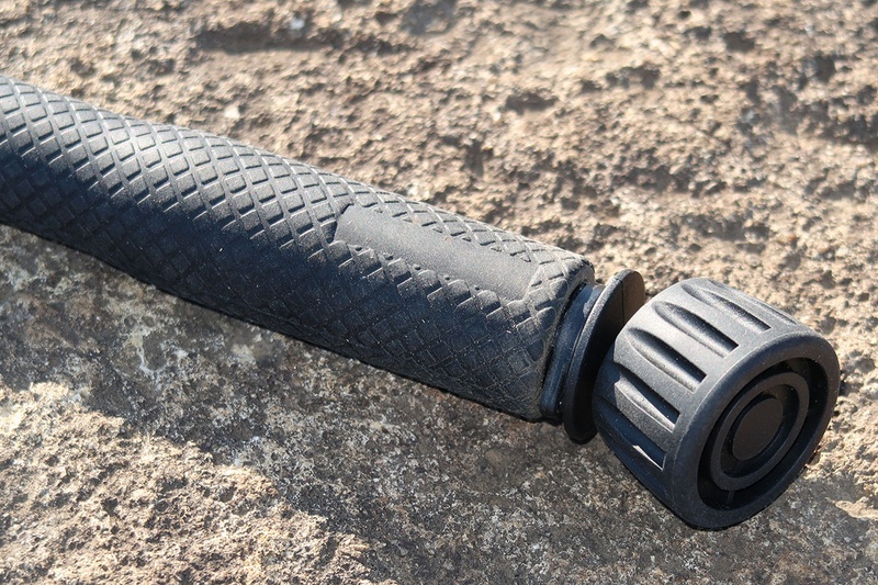 石突き各種を取り付けた様子。地面にしっかり刺さったり、アスファルト上でガッシリとグリップしたりして、より安定的なスタンドとして使えます。カメラ取り付け部に右写真のようなプレートを取り付け、ゴムやバンドと併用すると、自転車をさらに安定的に支えられます。