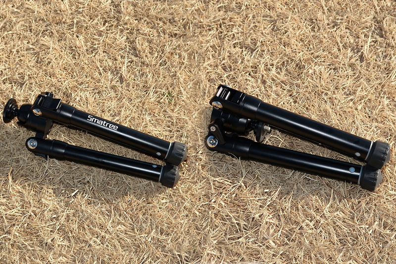 コンパクトに折り畳める三脚です。雲台部分を内側にしても外側にしても折り畳めるタイプ。右写真のような形にして使います。