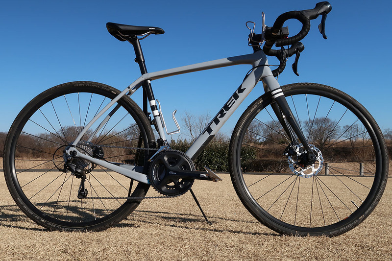 自立させた様子。シートチューブとシートステーの交差点付近を支えています。この部分をゴム止めやバンド止めすると、より安定します。2本脚なので、自転車が前後に動きにくいです。