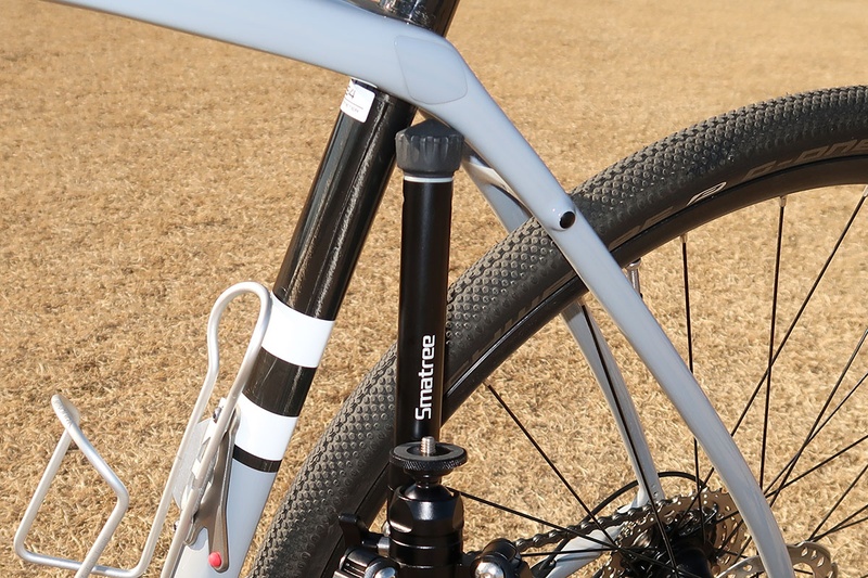 自立させた様子。シートチューブとシートステーの交差点付近を支えています。この部分をゴム止めやバンド止めすると、より安定します。2本脚なので、自転車が前後に動きにくいです。