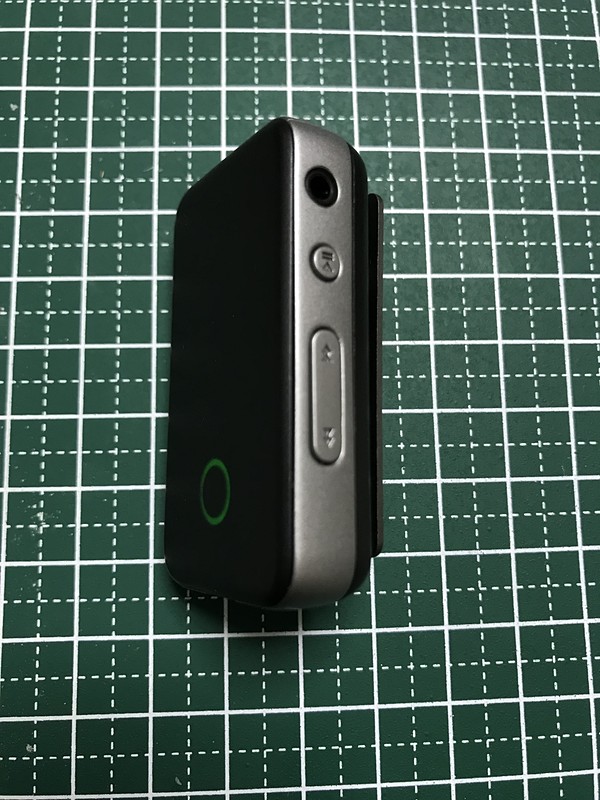 右側面に2.5mmバランス接続ジャックと再生、曲送りのスイッチが配置されている