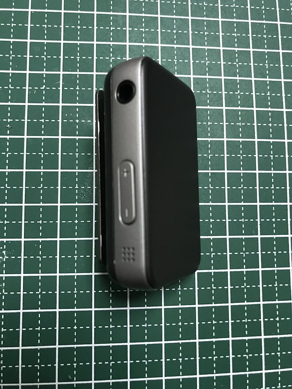 左側面に一般的な3.5mmステレオジャックとボリュームのスイッチ、マイクが配置されている