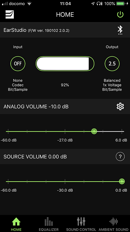 専用アプリの画面。バッテリーの残容量や入出力のボリューム調整ができる