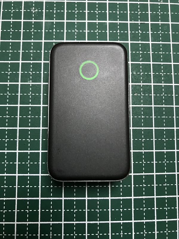 文字印刷などが省略された極めてシンプルなデザイン。表示は状態を示す円状のランプのみ。上部にストラップ穴、下部にUSBジャックが配置されている