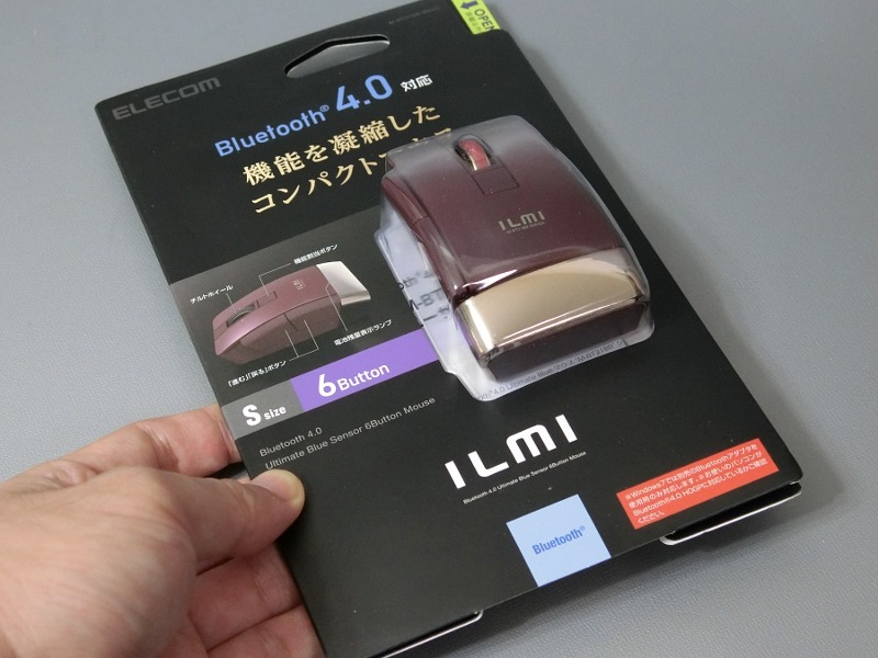 パッケージ。今回紹介しているレッド以外にブラックとブルーがある