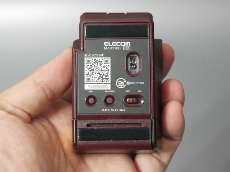 底面には解像度の切替スイッチも備える