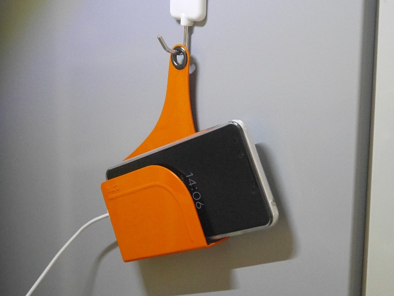 「YURIKAGO」にスマホをセットした状態。ゆりかごのように揺られる状態になることが、ネーミングの由来とみられる