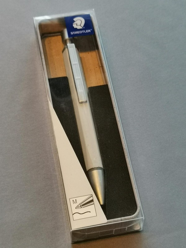 コンクリート軸のボールペンは台湾のデザイン系の他社からは既に発売になっていたが、老舗のステッドラー社も参入してくるとは思わなかった