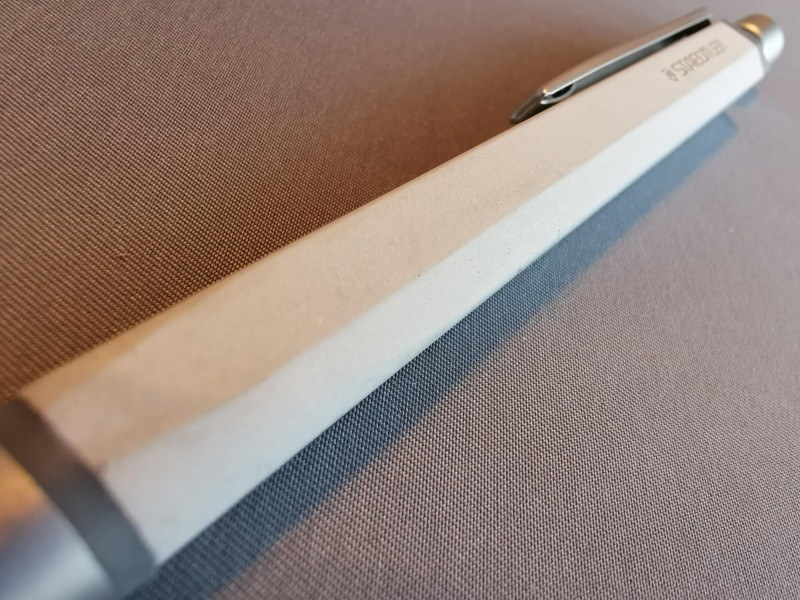 しばらく使っていると、手垢やデスクの汚れがついてエイジング感がグッドだ