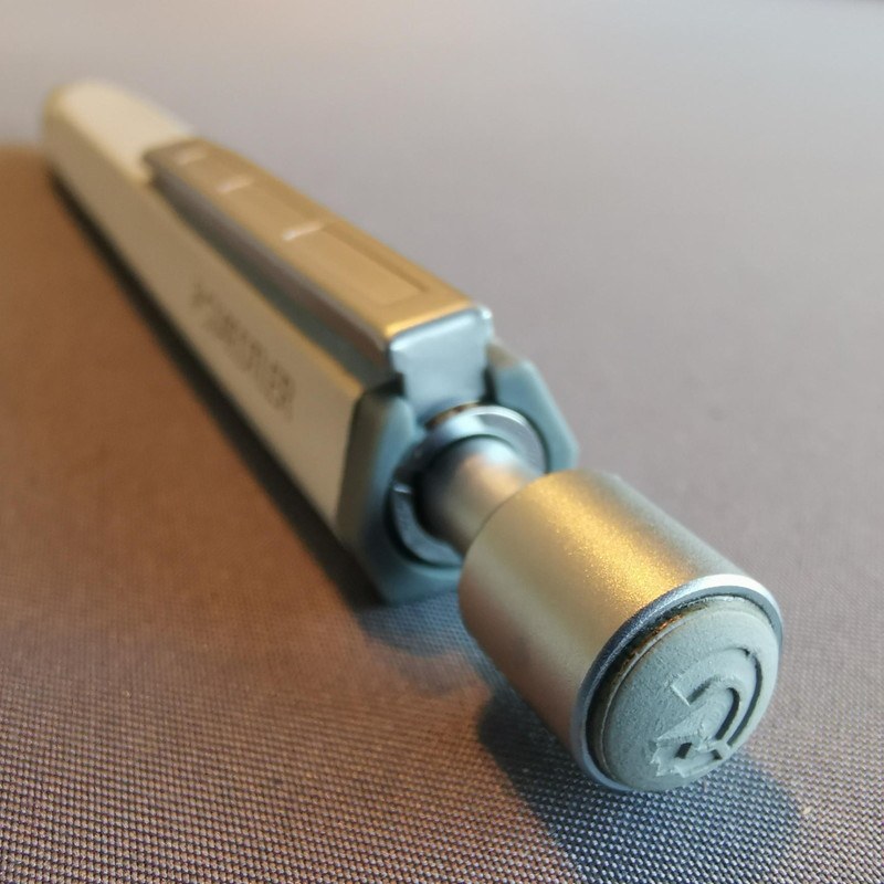 ノックボタンのロゴマークの辺りもこだわりのコンクリート感満載で嬉しい