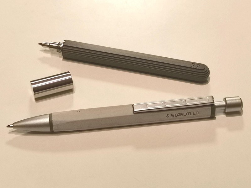 筆者が昔買ったコンクリート軸のボールペン“22”。ステッドラー社のコンクリートボールペンよりも表面が磨かれていて繊細だ。ただしこれは好き嫌いが分かれるだろう