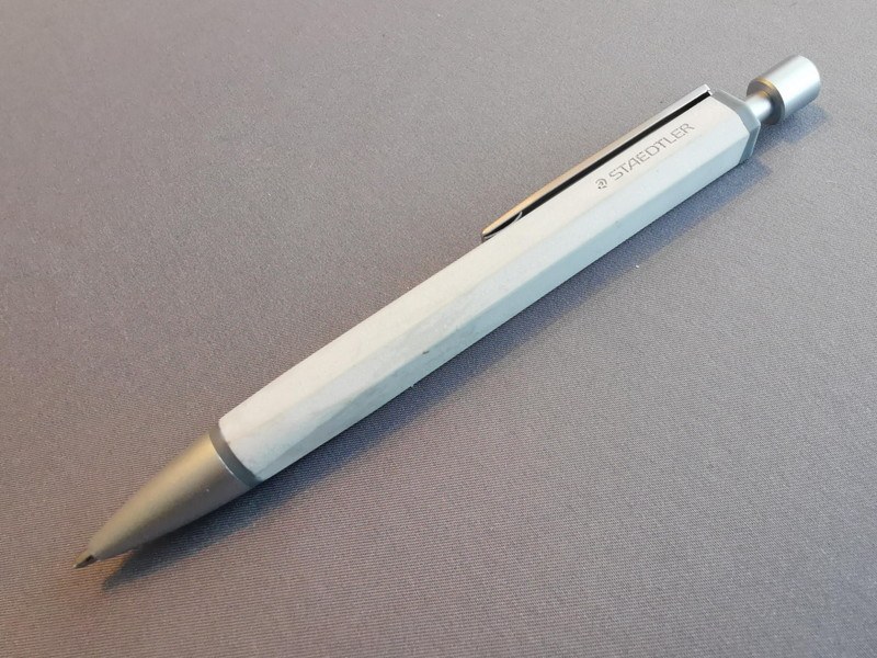 筆者好みになったステッドラー社のコンクリートボールペン。ノック時のノイズが無ければ最高なのだが……