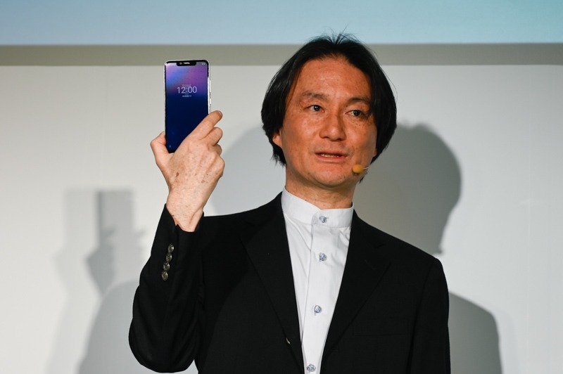 「TONE e19」を披露するトーンモバイル 代表取締役社長CEOの石田宏樹氏