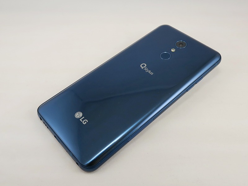 背面にカメラ、指紋センサーなどを備える。写真ではわかりにくいが、ヘアライン仕上げが施されている