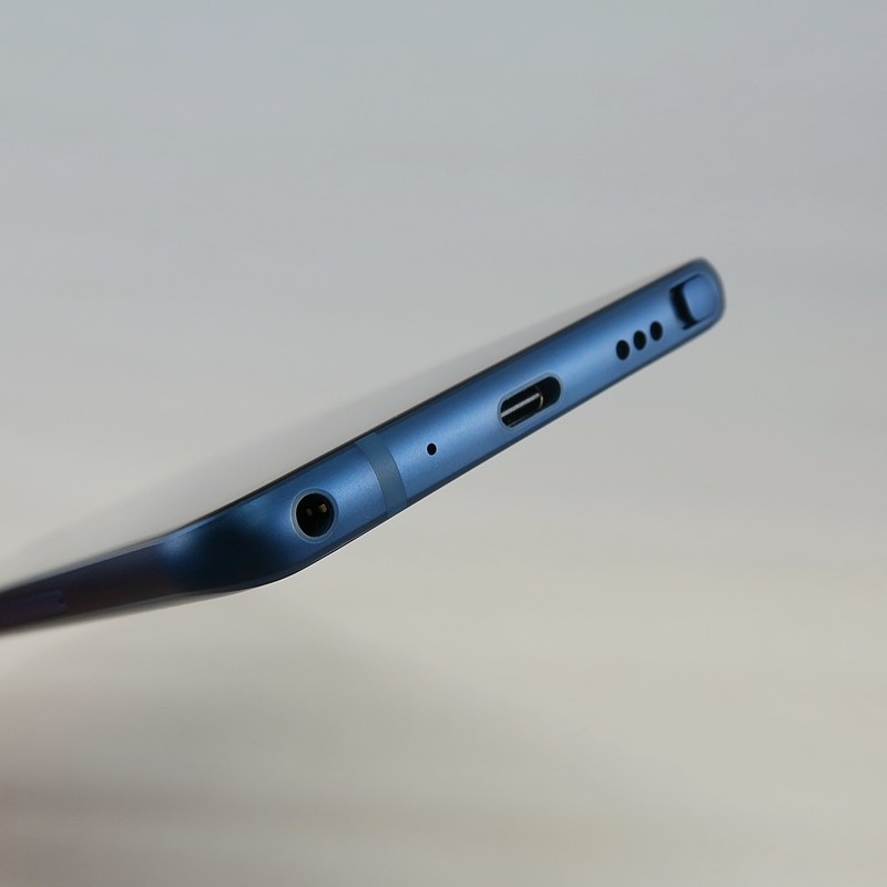 下部には3.5mmイヤホンマイク端子、USB Type-C外部接続端子を備える。右側の四角い部分には専用スタイラスペンが格納されている