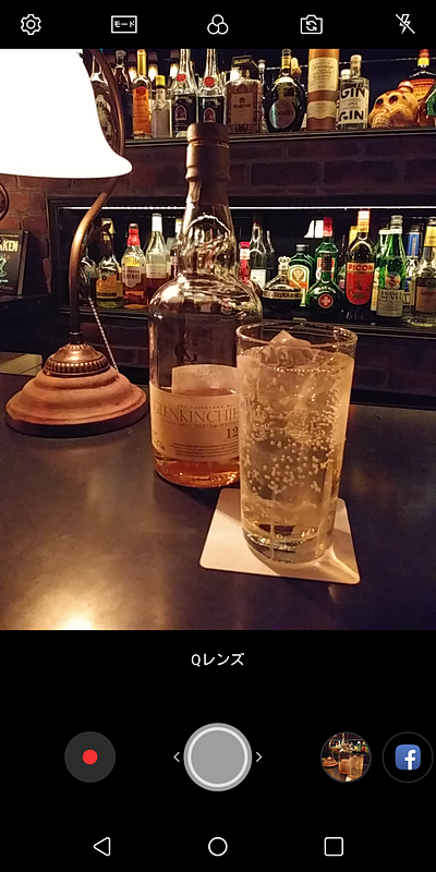 カメラアプリの画面。右側のFacebookのアイコンをタップすると、すぐに投稿が可能。静止画も動画もこの画面から撮影可能