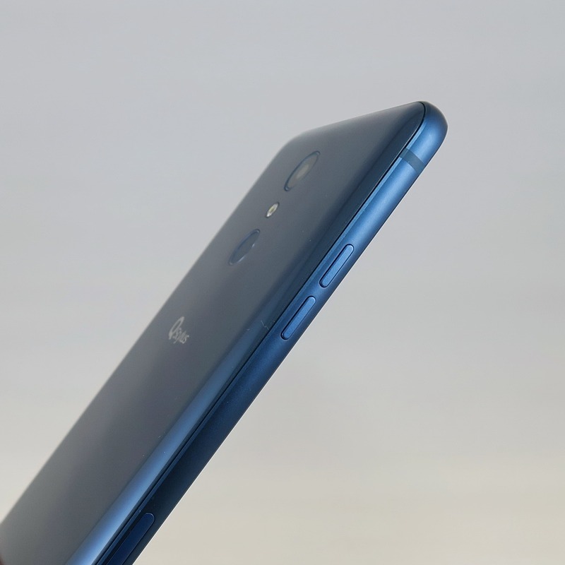 左側面には分割式の音量ボタンを備える。背面のカメラ部は突起がなく、フラットな仕上げ