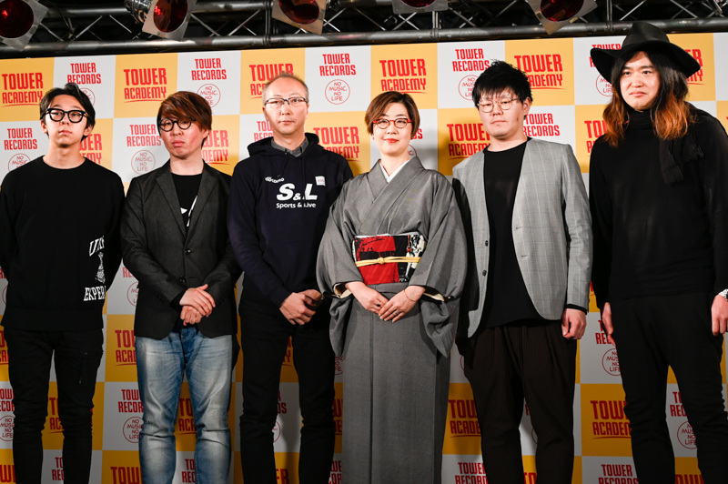 講座の講師を務める川村健一氏（右端）が加わった集合写真