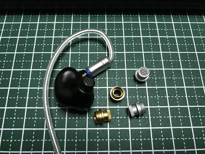 交換用のフィルターが3種類用意されている。本体に付けてあるのが標準とされている音となり、ゴールドは若干高音が抑え気味で、シルバーは高音が強めになる