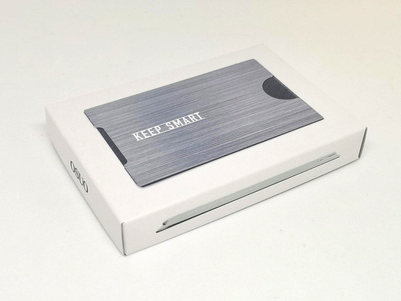 ステンレス製の名刺ケースはいくつか持っているが、厚さ0.2㎜は初体験だ