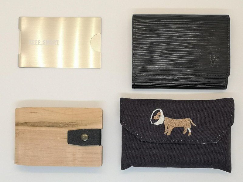 金属、ウッド、布、それらのハイブリッド製品など名刺ケースの素材は多いが、大半は革製だ