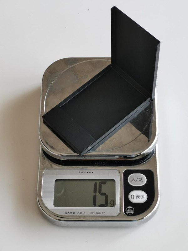 筆者愛用の総チタンの名刺ケース。重さはたったの15g