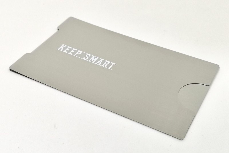 まさかの場合の名刺ケース「KEEP SMART」は、激薄ステンレス製のサブ名刺ケースだ