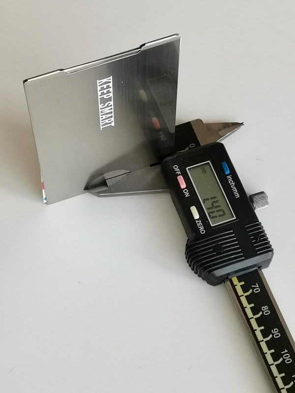 名刺4枚＋仕切り板2枚を入れても、厚さは実測1.4㎜