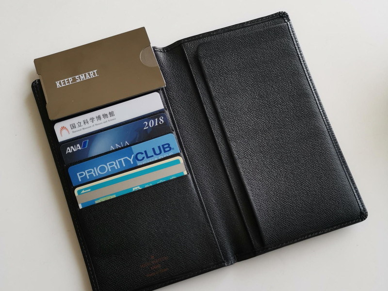 ビジネスマンが使うこのようなカード入れには入らない