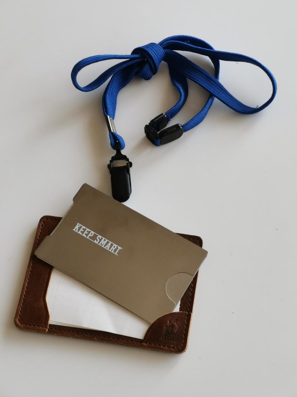 IDカードケースには何とか入りそうだ