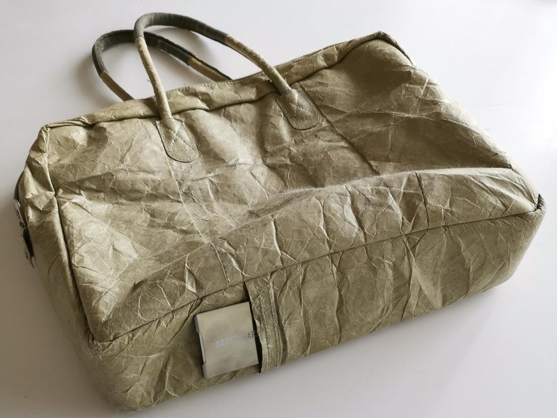 筆者は、友人たちと一緒に企画・製造している「THINK AERO」ブリーフケースを常時持っている。底面の“秘密のポケット”にバックアップ名刺3枚を忍ばせている