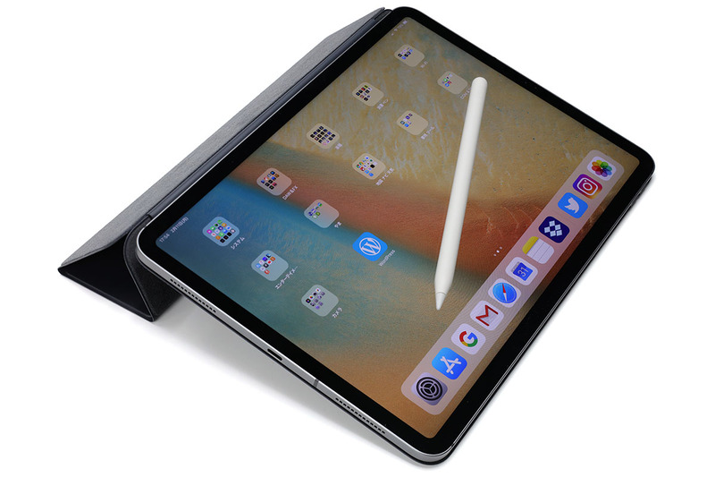 購入したのはスペースグレイの11インチ iPad Pro。同時に「11インチiPad Pro用Smart Folio - チャコールグレイ」（<a href="https://www.apple.com/jp/shop/product/MRX72/11インチipad-pro用smart-folio-チャコールグレイ" class="strong bn" target="_blank">公式ページ</a>）と「Apple Pencil（第2世代）」（<a href="https://www.apple.com/jp/shop/product/MU8F2/apple-pencil第2世代" class="strong bn" target="_blank">公式ページ</a>）も購入しました。3点合計で税込15万9948円でした。たっか！